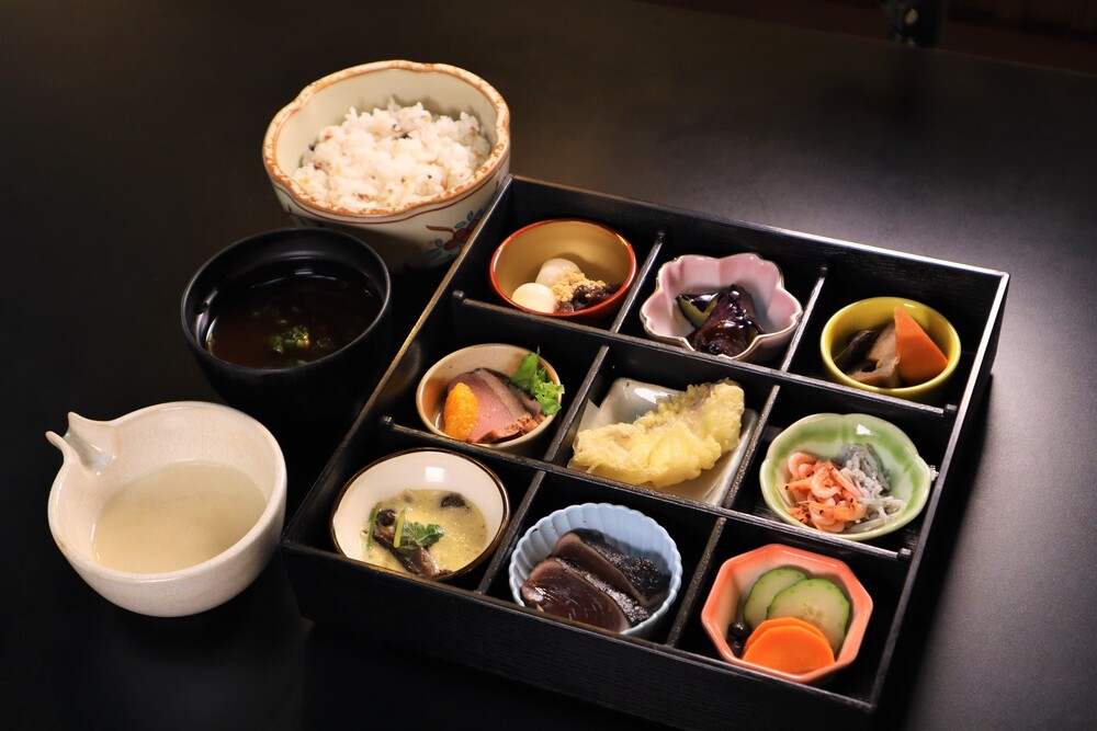 【中古】 健康家族の食事と体づくり 成人病を防ぐ健康生活のヒント ２版/昭文社 中古】 健康家族の食事と体づくり 成人病を防ぐ健康生活のヒント