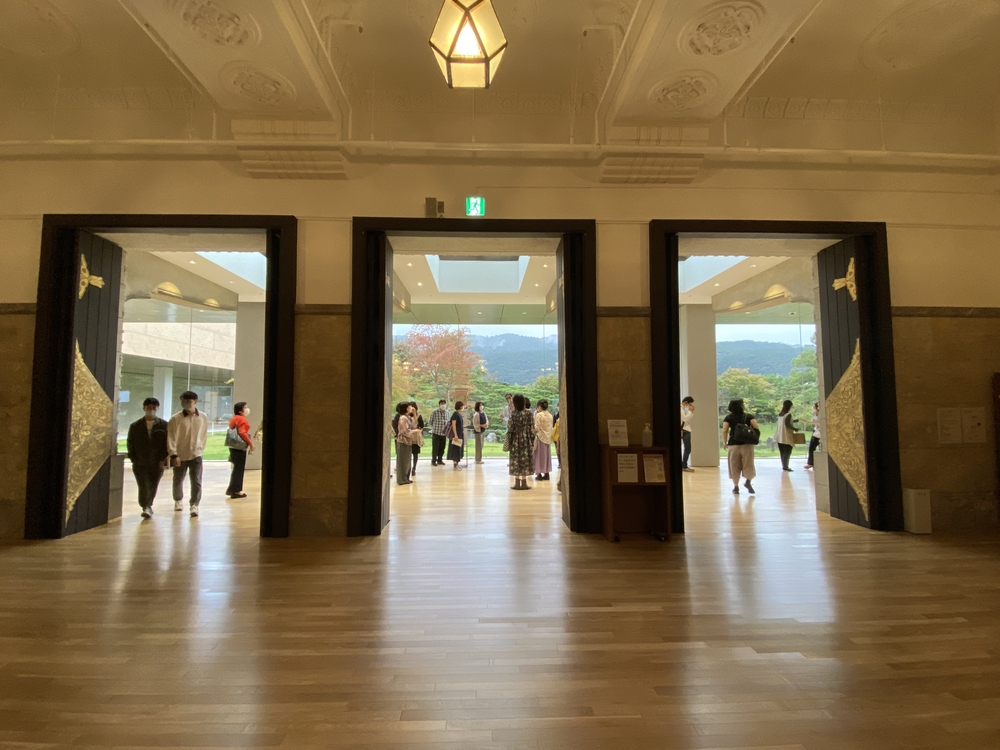 先着順【京都市京セラ美術館】京都産業大学文化学部生による美術館建築の名作案内ツアー【京都モダン建築祭】 | 京都市京セラ美術館 中央ホール  総合案内付近 ※館内に入って階段を上がってください。展覧会チケットは不要です。