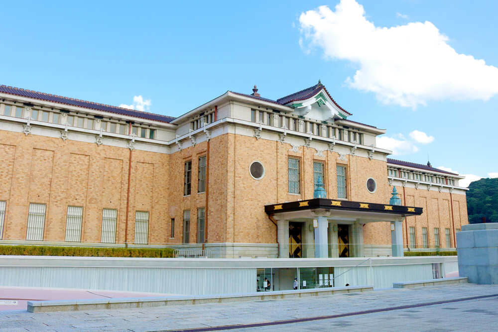 先着順【京都市京セラ美術館】京都産業大学文化学部生による美術館建築の名作案内ツアー【京都モダン建築祭】 | 京都市京セラ美術館 中央ホール  総合案内付近 ※館内に入って階段を上がってください。展覧会チケットは不要です。